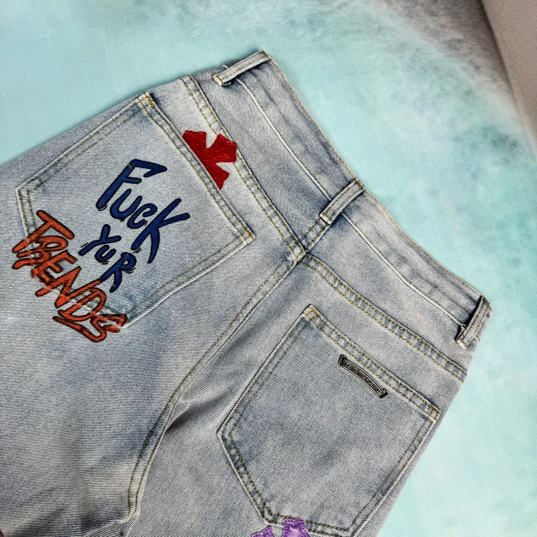 🅿️300 🔘Model No.-KL101 🔘Croixin𝐂𝐡𝐫𝐨𝐦𝐞 𝐇𝐞𝐚𝐫𝐭 CH graffiti crocodile skin jeans* CH The graffiti crocodile skin jeans co-branded by Crowe Xin are a rare treasure in the fashion world! That's quite rare on the market. Take a closer look at these pants, which are carefully embellished with 17 cross elements, and they are made of three different high-quality materials, including luxurious crocodile leather, soft and delicate lambskin, and unique horsehair. Every material is made of real materials. Compared with ordinary styles, there is a huge difference! What’s more worth mentioning is that the genderless trend exuded by these jeans is simply amazing! No matter boys or girls, as long as they wear it, they can easily control it, instantly make their fashionable temperament up, and become the most eye-catching trend focus among the crowd!  Color: Light Blue Size: S M L XL (28.30.32.34)
